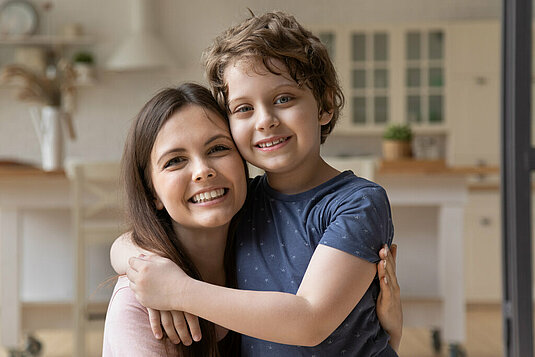 Haus-Familie-Wohnen-Serie-3-15 Mutter mit Sohn