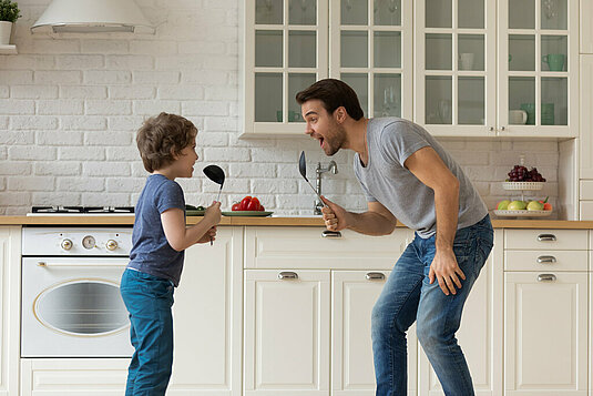 Haus-Familie-Wohnen-Serie-3-27 Vater singt mit Sohn