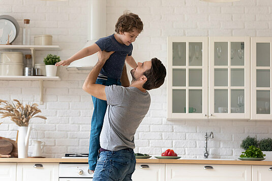Haus-Familie-Wohnen-Serie-3-24 Vater hebt Sohn hoch
